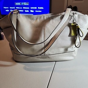 Coach Park Leder Carrie Beuteltasche F23284 SV/Pergament - Bild 1 von 10