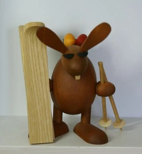 BJÖRN KÖHLER ~ Skihase ~ Osterhase stehend mit Ski ~ Sonderauflage ~ NEU + OVP - Bild 1 von 7