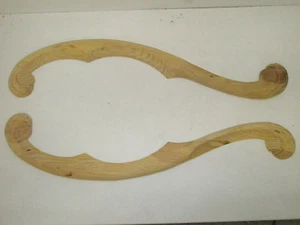 Coppia di grandi ROTOLI AD ARCO decorativi in legno di pino intagliato a mano (408) - Foto 1 di 3