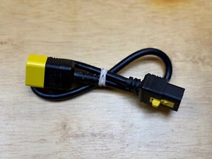 APC 2 FUSS C19-C20 AP8712S abschließbares Netzkabel 0,6 m (2 Fuß) - für 208/220/240 V - Bild 1 von 5