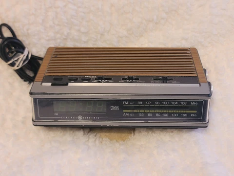 Vintage General Electric Faux Woodgrain Digital Alarm Clock Radio 7-4675A WORKS! Cover