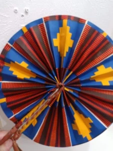 Abanico de Mano Africano Colorido, Mango de Cuero, Abanico Decorativo con Tela Ankara - Imagen 1 de 3
