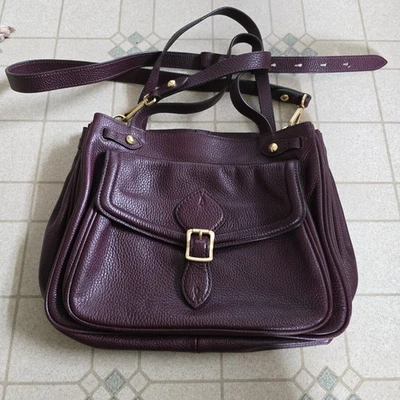 Bolsa satchel Annabel Ingall Dominic couro tom borgonha/ouro Austrália  - Imagem 1 de 4