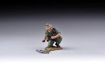 Thomas Gunn Miniatures- RS011 Officer with Grenade - Image 1 of 2