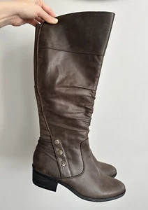 Nuevas botas de montar altas marrones BareTraps talla 8 con correas fruncidas y botones - Imagen 1 de 9