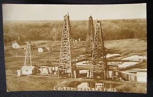 1920er Ölfeld Brunnen Holz Derrick Rig Teich verdeckte Verkäufer Feld RPPC Postkarte - Bild 1 von 2