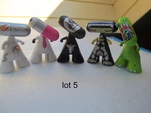 Collectionde 5 petites figurines dont la tête ressemble à une gélule médicale -5 - Picture 1 of 2
