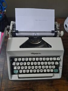Vintage Olympia De Luxe Typewriter w Travel Case Werke AG. Wilhelmshaven EUC