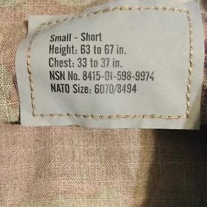 Cappotto, uniforme da combattimento esercito, ignifugo taglia small corto, nuovo con riparazione SOT - Foto 1 di 6