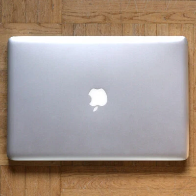APPLE MACBOOK PRO • INTEL CORE 2 DUO • 2.4 GHZ • 15.4” • A1286 • MB470LL/A • OSX - Photo 1/4