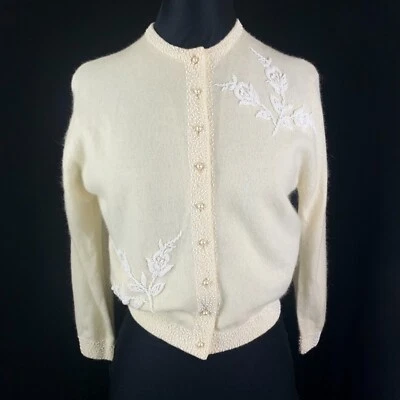 Cárdigan mediano de lana de angora con cuentas blancas vintage para boda Foto 1 de 4