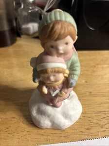 Avon Joy to the World Musical Porcelain Figurine Carolers 1985 Music Box Vintage - Picture 1 of 6