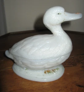 Boite à beurre en opaline blanche " Le Canard " Vallérystal Portieux - beurrier - Picture 1 of 14