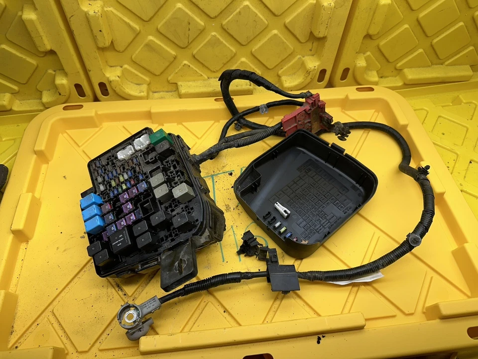 Caja de fusibles relé de motor Mazda 2004-2009 montaje módulo OEM Foto 1 de 4