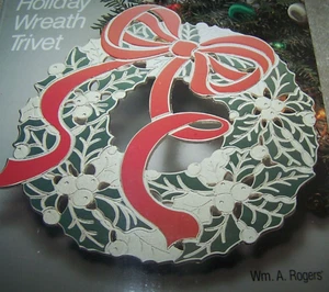 Wm A Rogers Christmas Wreath Trivet Wall Décor Silver Plate Enamel, 2 X Vintage - Picture 1 of 6
