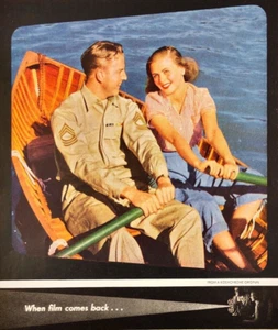 Kodachrome Film Soldier & Girlfriend 1945 picnic en bote de remos anuncio impreso vintage - Imagen 1 de 7