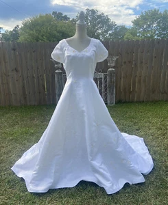 Simple Elegance NWT White Short Sleeves V-Neck Wedding Dress Long Train Size 14 - Picture 1 of 12