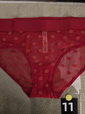 Bragas hipster Victoria’s Secret medianas de malla roja con puntos Foto 1 de 4