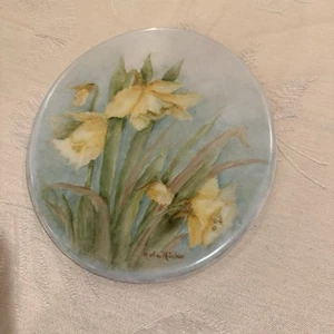 hand-painted porcelain plaque featuring a daffodil design. - Picture 1 of 6