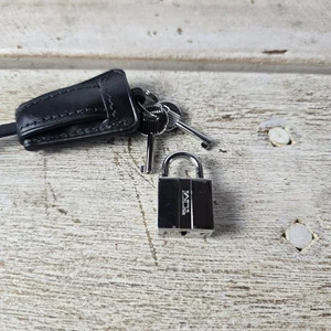 Lucchetto a chiave Tumi avvolto in pelle - stile lucchetto cromato NUOVO charm - Foto 1 di 6