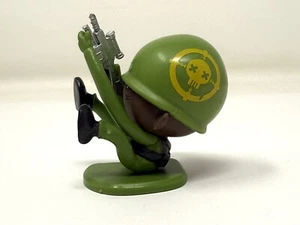 Awesome Little Green Men Figure - Military Army -Man Holding Rifle Sitting 1-036 - Picture 1 of 5