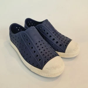 Native Jefferson Slipper Wasserschuhe Navy Big Kinder Größe J1 Gummi Komfort Junge - Bild 1 von 9