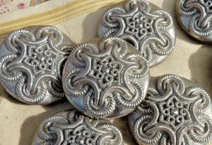 ALTER KNOPF aus PRESSGLAS VERSILBERT Stickform Zimt um 1900 - Bild 1 von 9