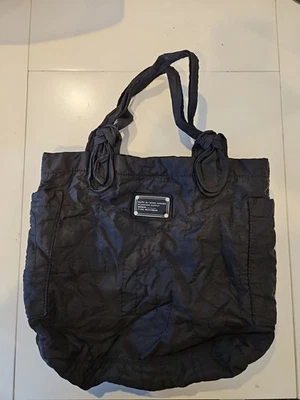 Bolso de hombro acolchado de nailon negro Marc by Marc Jacobs con dos bolsillos laterales Foto 1 de 3