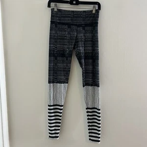 Leggings Onzie Negro Blanco Estampado Geométrico Largo Completo Yoga Talla S/M Rayas - Imagen 1 de 11
