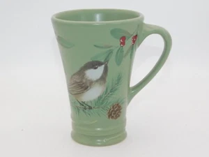 Taza de café con leche verde Winterwood Portfolio Pfaltzgraff 16 oz Navidad Chickadee - Imagen 1 de 6
