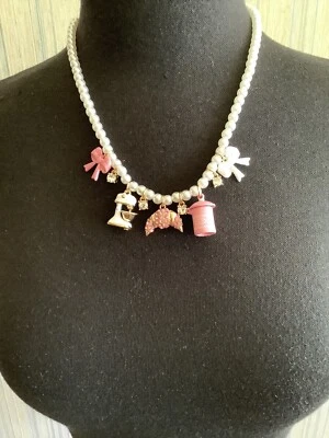 Adorable collar de pastel con perlas y cristales BETSEY JOHNSON Foto 1 de 3