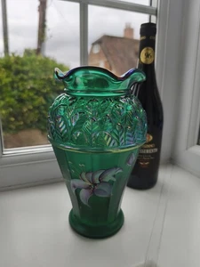 Vintage Fenton USA signierte smaragdgrüne handbemalte irisierende Kunstglasvase. - Bild 1 von 13