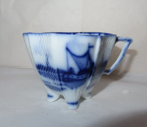 Antike Delfter Demitasse-Tasse aus dem 19. Jahrhundert ~ blau weiß Segelschiff Ozeanszene ~ rechteckige Form - Bild 1 von 7