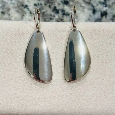 Brincos pendurados de prata modernos Nine West lágrima joias minimalistas com alavanca - Imagem 1 de 4