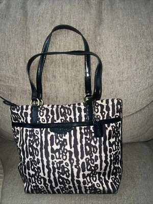 Bolso de hombro Coach Ocelot negro y beige con estampado de leopardo de nailon Foto 1 de 4
