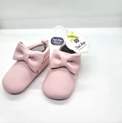 Nuevo Bebé Niña Mocasines Talla 2 Rosa Arco Cuna Zapato Precioso Dulce Suave Posh Dije Foto 1 de 4