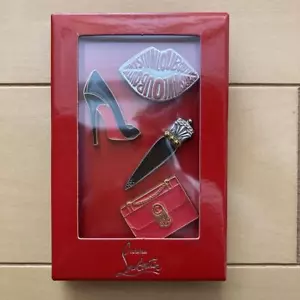 Christian Louboutin Anstecknadel Abzeichen Brosche 4er Set Neuheit VIP Mitglied Geschenk neuwertig - Bild 1 von 5