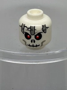 Lego weiße Minifigur Kopf Schädel rissig mit Metallplatten Muster Frakjaw #40 - Bild 1 von 1