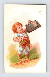 Tarjeta comercial Victorian Strongman Child Hoisting Weight 1890 3,5" x 2" - Imagen 1 de 2