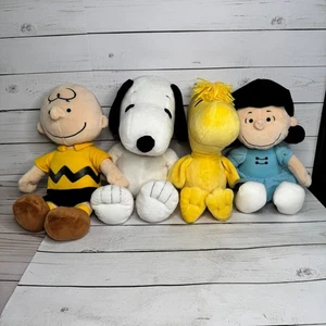 Juego de peluches de 14" Peanuts Charlie Brown Snoopy Woodstock Lucy Kohls Cares - Imagen 1 de 18