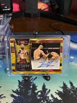 Jiri Prochazka /10 GOLD FLASH AUTO 2022 Panini Select UFC - Octagon Action - Image 1 of 2