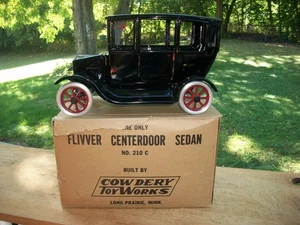 Cowdery Toy Works Flivver puerta central sedán No. 210C con caja - Imagen 1 de 12