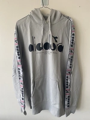 Moletom com capuz Diadora cinza logotipo gráfico mangas gravadas street wear italiano masculino - Imagem 1 de 4
