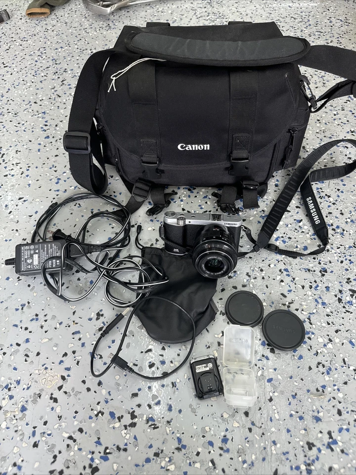 Cámara digital Samsung NX NX300 20,3 MP - blanca (Kit con lente ED II 20-50 mm) Foto 1 de 4