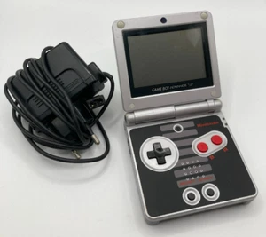 Console Nintendo Game Boy Advance SP edizione NES usato con caricabatterie - Imagen 1 de 13