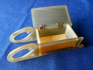 ANCIENNE PETITE BOITE A BIJOUX ART NOUVEAU EN CORNE DE BOVIN ET EN FORME DE LUGE - Imagen 1 de 7