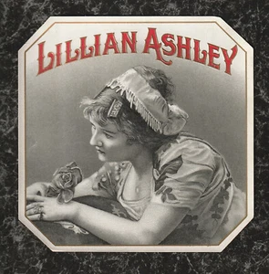Caja de cigarros exterior Lillian Ashley c1910 etiqueta dorada en relieve 4,5 x 4,5 - Imagen 1 de 2