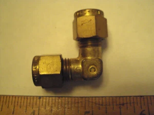 B-400-9 Swagelok brass union elbow; 1/4 tube - Picture 1 of 1