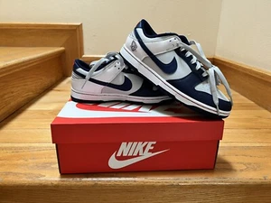 Nuevo en caja Nike Dunk Low EMB NBA Brooklyn Nets 75 aniversario EE. UU. 9,5 DD3363-001 SB - Imagen 1 de 7