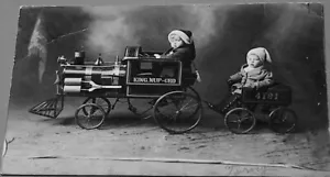 Vintage RPPC - "King,Nuf-Ged" su locomotiva a ruote - Foto 1 di 2